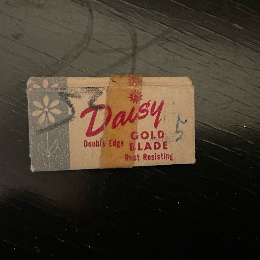 Daisy Gold and Silver Ladies Razor - Picture 5 of 6